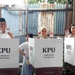 Calon Walikota Lubukinggau Rodi Wijaya Bersama Keluarga Mencoblos di TPS 02 Air Kuti