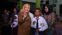 Bupati Ratna Machmud Menyerahkan Seragam Sekolah dan Mobil Ambulance Untuk Desa Semangus Baru