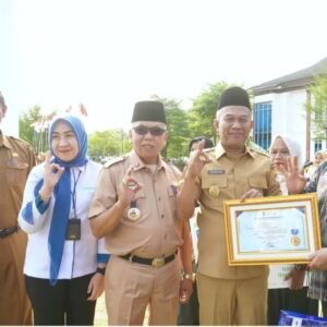 Wakil Bupati Musi Rawas H Suprayitno Serahkan Bingkisan Bagi PNS Memasuki Purna Tugas