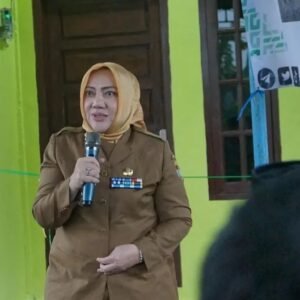 Bupati Musi Rawas, Hj Ratna Machmud Menyerahkan kunci Rumah Layak Huni Program Baznas