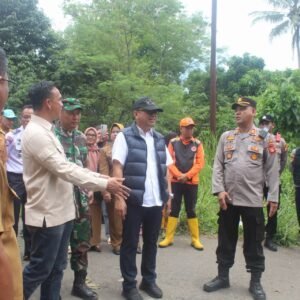 Bupati Empat Lawang Meninjau Jalan Lintas Provinsi yang Amblas Di Kecamatan Muara Pinang
