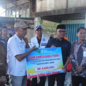 Bupati Empat Lawang, H. Joncik Muhammad Berikan Bantuan Korban kebakaran di Desa Lingge