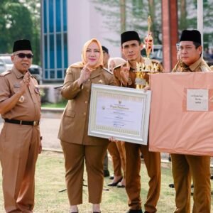 Bupati Hj. Ratna Machmud Berikan Penghargaan Pemenang Lomba PHBS dan Posyandu Tingkat Provinsi Sumsel