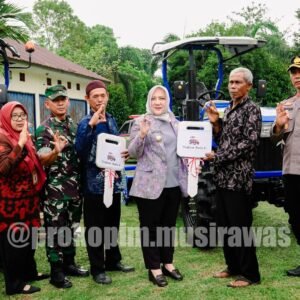 Bupati Mura Hj. Ratna Machmud Menyerakan Bantuan Alsintan Traktor Roda 4 dan Traktor Roda 2