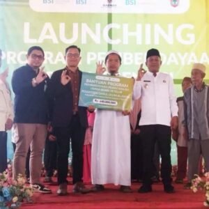 Wakil Bupati H. Suprayitno Meresmikan Program Pemberdayaan Pesantren BSI Usaha Peternakan Bebek Petelur