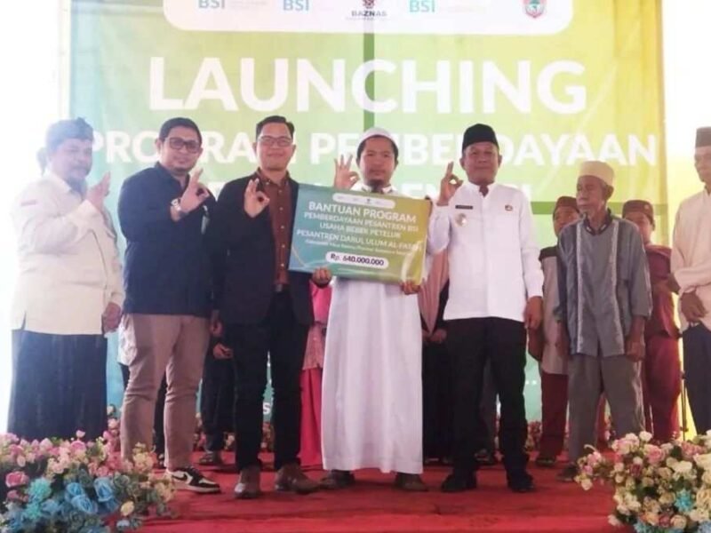 Wakil Bupati H. Suprayitno Meresmikan Program Pemberdayaan Pesantren BSI Usaha Peternakan Bebek Petelur
